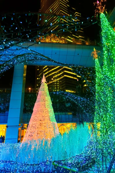 Iluminaciones se iluminan en el centro comercial Caretta en Tokio, Japón — Foto de Stock