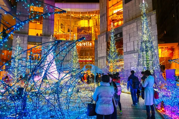 Iluminações iluminam-se no centro comercial Caretta em Tóquio, Japão — Fotografia de Stock