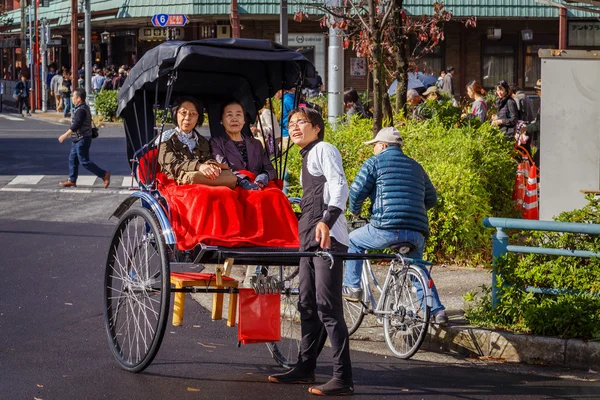 Conductores de Rickshaw frente a la estación de Asukusa en Tkyo — Foto de Stock