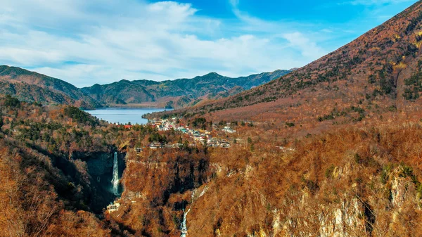 Lac Chuzenji avec cascade de Kegon au parc national Nikko dans la préfecture de Tochigi au Japon — Photo