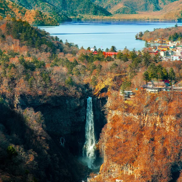 Озеро Чузендзи с водопадом Кегон в Национальном парке Никко в префектуре Тотиги в Японии — стоковое фото
