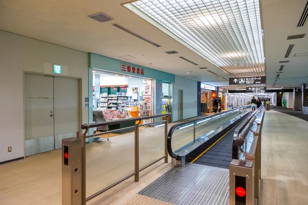 Área duty free com lojas duty free no terminal dois do aeroporto internacional de Narita — Fotografia de Stock