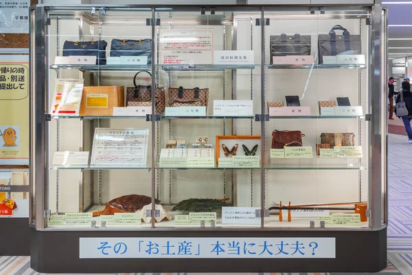 Objetos ilegales exhibidos en la terminal dos del aeropuerto internacional de Narita — Foto de Stock