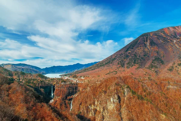 Lac Chuzenji avec cascade de Kegon au parc national Nikko dans la préfecture de Tochigi au Japon — Photo