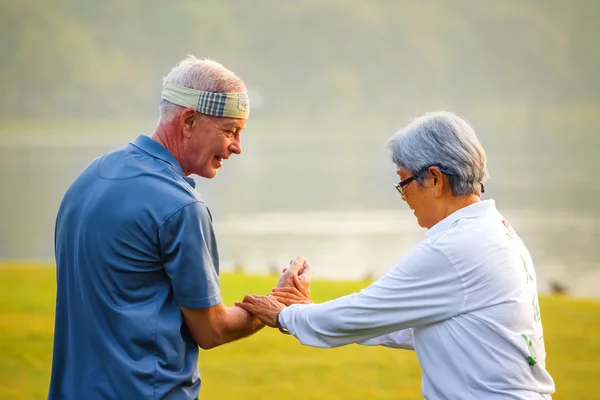 Grupo de pessoas praticar Tai Chi Chuan em um parque — Fotografia de Stock