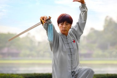 Tai Chi Chuan bir parkta insanların pratik