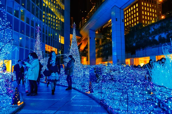 Iluminaciones se iluminan en el centro comercial Caretta en el distrito de Shiodome, zona de Odaiba — Foto de Stock