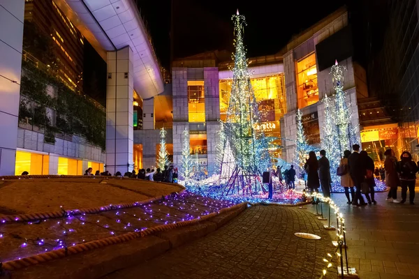 Iluminaciones se iluminan en el centro comercial Caretta en el distrito de Shiodome, zona de Odaiba — Foto de Stock