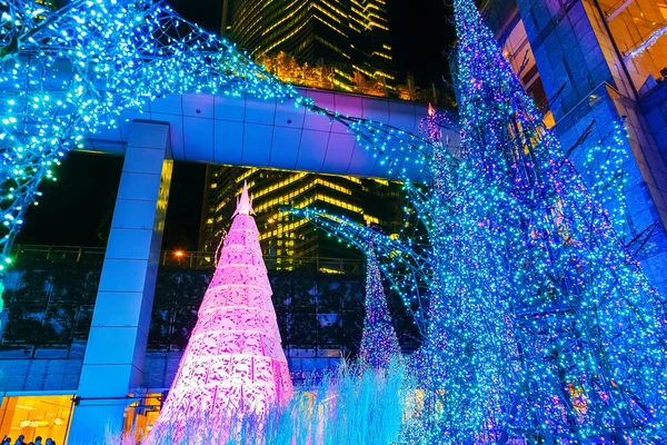 Iluminaciones se iluminan en el centro comercial Caretta en el distrito de Shiodome, zona de Odaiba — Foto de Stock