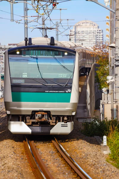 Un treno locale arriva alla stazione di Ikebukuro — Foto Stock