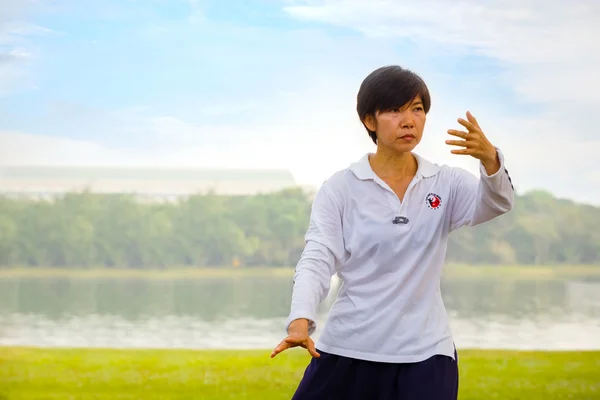 Orang berlatih Tai Chi Chuan di taman — Stok Foto