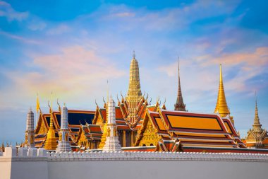 Wat Phra Kaew kutsal bir tapınaktır ve Tayland büyük sarayının bir parçasıdır. Tapınak antik bir Zümrüt Buda 'ya ev sahipliği yapar.
