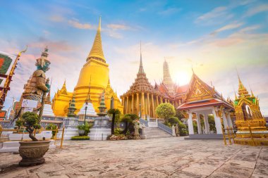 Wat Phra Kaew kutsal bir tapınaktır ve Tayland büyük sarayının bir parçasıdır. Tapınak antik bir Zümrüt Buda 'ya ev sahipliği yapar.