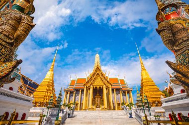 Wat Phra Kaew kutsal bir tapınaktır ve Tayland büyük sarayının bir parçasıdır. Tapınak antik bir Zümrüt Buda 'ya ev sahipliği yapar.
