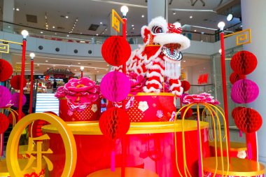 Bir mağazada gelecek ay için bir ejderha dansı senaryosu sergilendi.