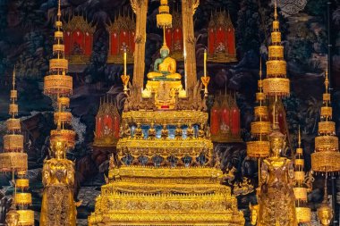 Bangkok, Tayland - 16 Eylül 2020: The Emerald Buddha, Bangkok, Tayland 24 Aralık 2014. Wat Phra Kaew 'deki Zümrüt Buda Tayland' ın en ünlü Buda heykeli.