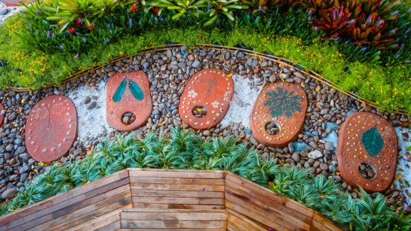 Marcher Des Pierres Dans Jardin Avec Des Plantes Des Arbres — Photo