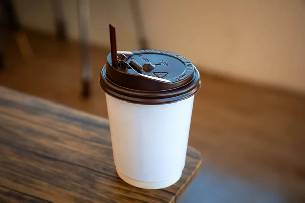 Masanın Üzerine Plastik Kapaklı Bir Fincan Sıcak Kahve — Stok fotoğraf