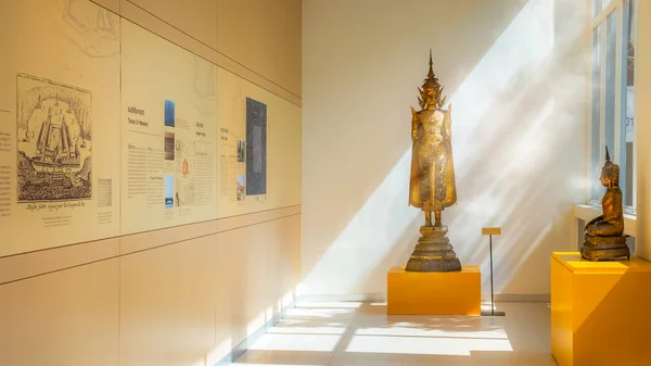 泰国曼谷 2019年11月11日 在曼谷国家博物馆展出的一座具有国王造型的古代佛像 — 图库照片