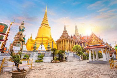 Wat Phra Kaew kutsal bir tapınaktır ve Tayland Büyük Sarayı 'nın bir parçasıdır. Eski bir Zümrüt Buda tapınağı.