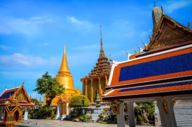 Wat Phra Kaew kutsal bir tapınaktır ve Tayland Büyük Sarayı 'nın bir parçasıdır. Eski bir Zümrüt Buda tapınağı.