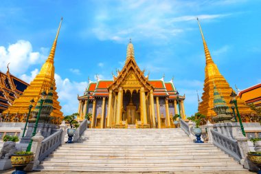Wat Phra Kaew kutsal bir tapınaktır ve Tayland Büyük Sarayı 'nın bir parçasıdır. Eski bir Zümrüt Buda tapınağı.