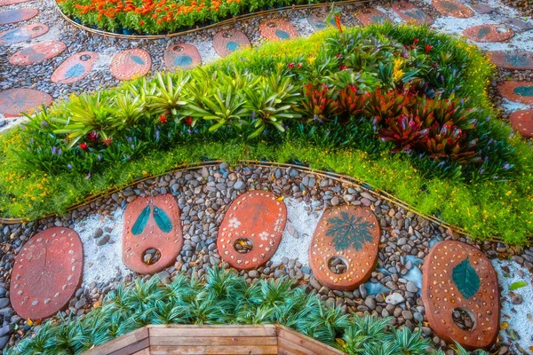 Degrau Pedras Jardim Com Plantas Árvores — Fotografia de Stock