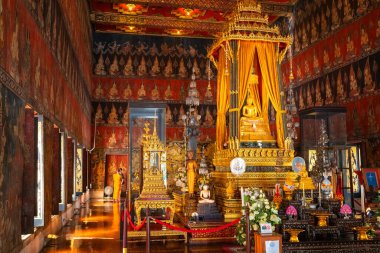 Bangkok, Tayland - 11 Kasım 2019: Bangkok Ulusal Müzesi Phutthai Sawan Taht Salonu içindeki Buda Sihing heykeli