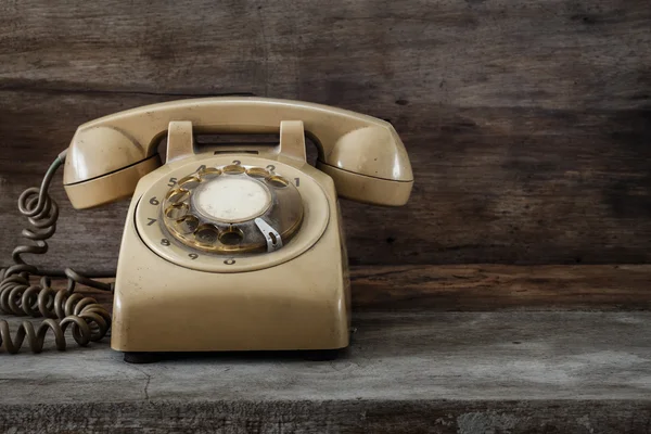 Vintage telefoon op een oude houten tafel — Stockfoto