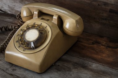 Vintage telefon eski ahşap masa