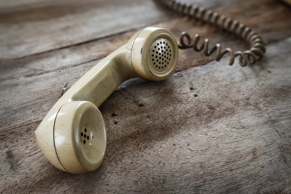 Vintage telefon eski ahşap masa — Stok fotoğraf