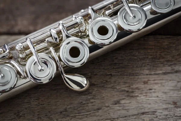 Flauto da concerto moderno su un tavolo di legno — Foto Stock