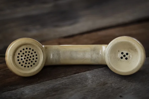 Teléfono Vintage en una mesa de madera vieja — Foto de Stock