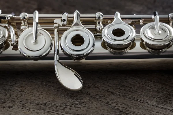 Flauto da concerto moderno su un tavolo di legno — Foto Stock
