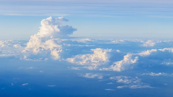 공중에서 쏘아 올린 구름으로 하늘을 배경으로 — 스톡 사진