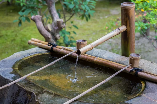 Tuyau en bambou avec trempettes d'eau au temple Kennin-ji à Kyoto — Photo