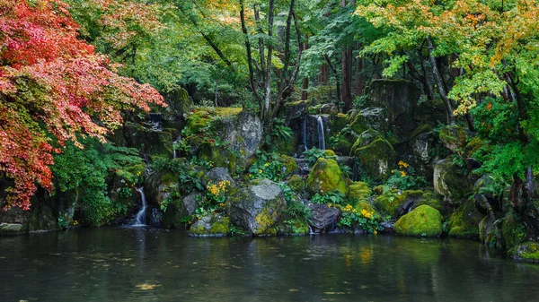 Apró vízesés, Daigoji templom, Kyoto, kis tó — Stock Fotó