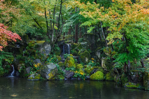 Pequena lagoa com pequena cachoeira no Templo Daigoji em Kyoto — Fotografia de Stock