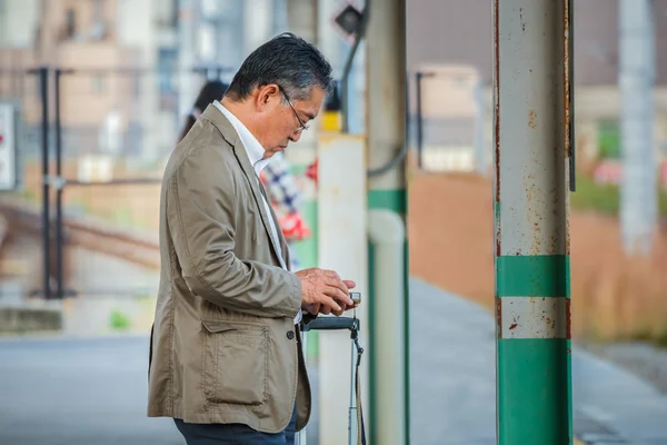 जपानी माणूस क्योटो मध्ये एक ट्रेन प्रतीक्षा — स्टॉक फोटो, इमेज
