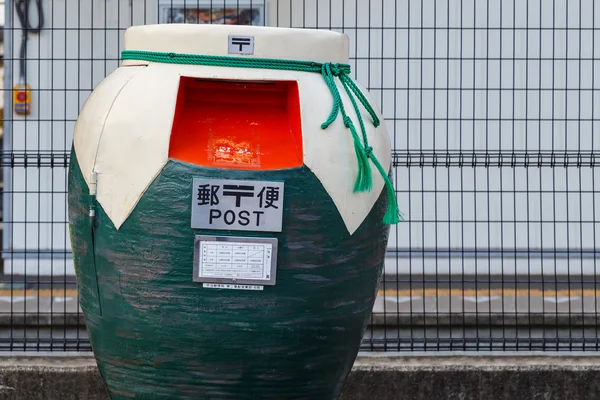 Japanischer Briefkasten in der Form eines Glases im Bezirk Uji in Kyoto — Stockfoto