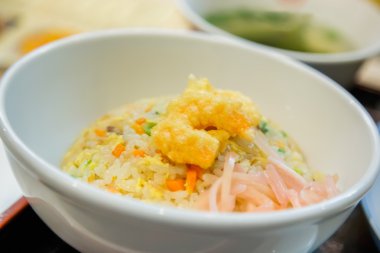 Japon kızarmış pilav kızarmış gevrek karides ile