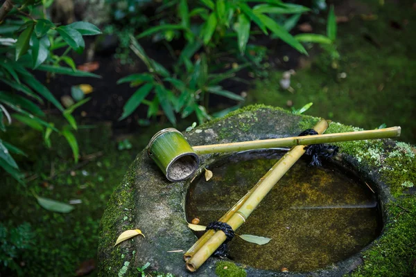 Plongeur d'eau sur un bassin en pierre au temple Koto-in à Kyoto, Japon — Photo