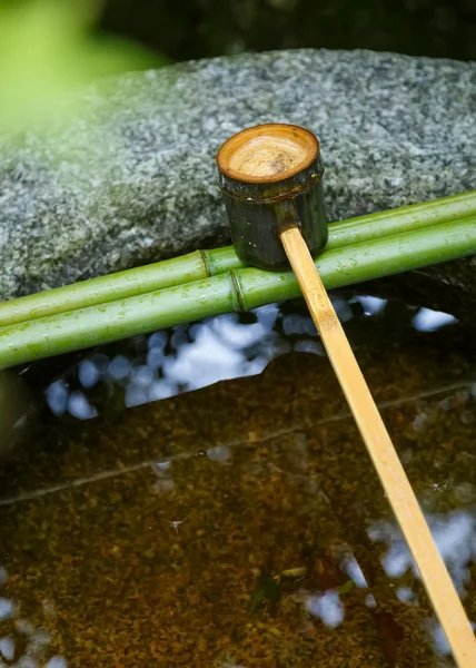 Olla de agua en una cuenca de piedra en el Templo Koto-in en Kyoto, Japón —  Fotos de Stock