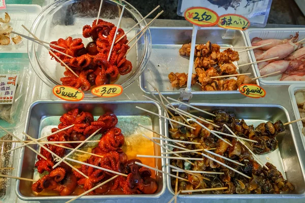 Gotowany ośmiornice małe sprzedawane na rynku Nishiki w Kioto — Zdjęcie stockowe