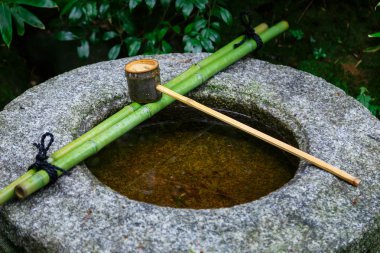 su Kepçe üzerinde bir taş Havzası tapınağında koto içinde kyoto, Japonya
