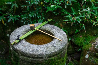 su Kepçe üzerinde bir taş Havzası tapınağında koto içinde kyoto, Japonya