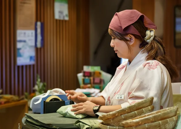 Japanese shop keeper at Nishiki Market in Kyoto — Stock Photo, Image