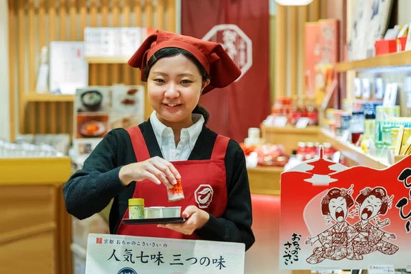 Japanese Shop Keeper at Nishiki Market in Kyoto — Zdjęcie stockowe