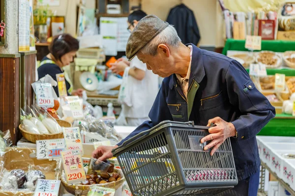 Negoziante giapponese al mercato Nishiki di Kyoto — Foto Stock