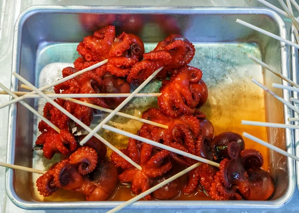 Pequeño pulpo hervido vendido en el mercado Nishiki en Kyoto — Foto de Stock